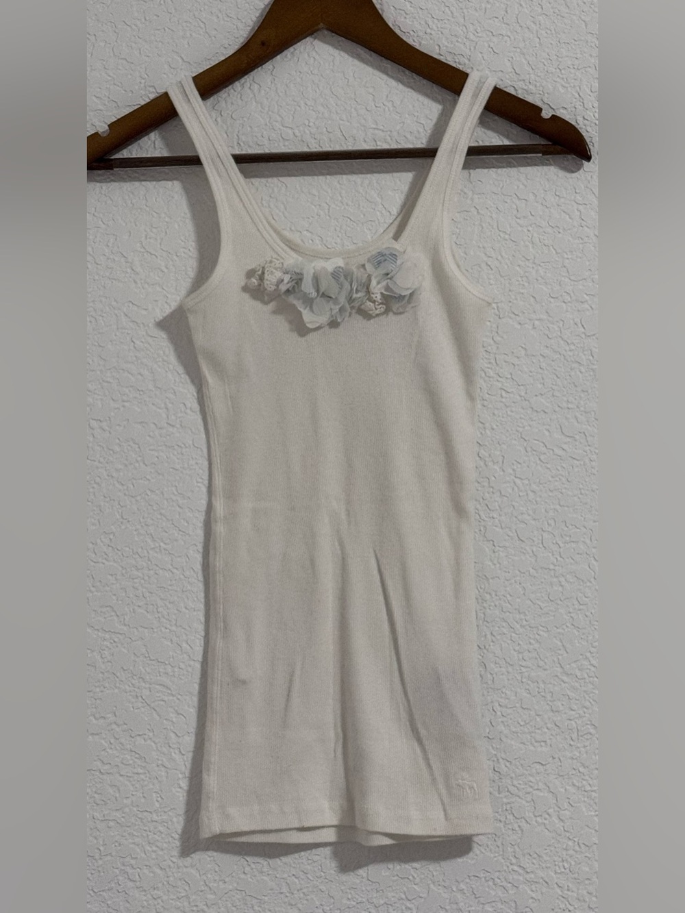 Y2K Abercrombie & Fitch Cream Tank with Floral Appliqué